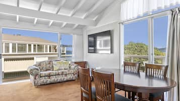 Deluxe-Suite, 2 Schlafzimmer, Seeblick | Wohnbereich | Flachbildfernseher