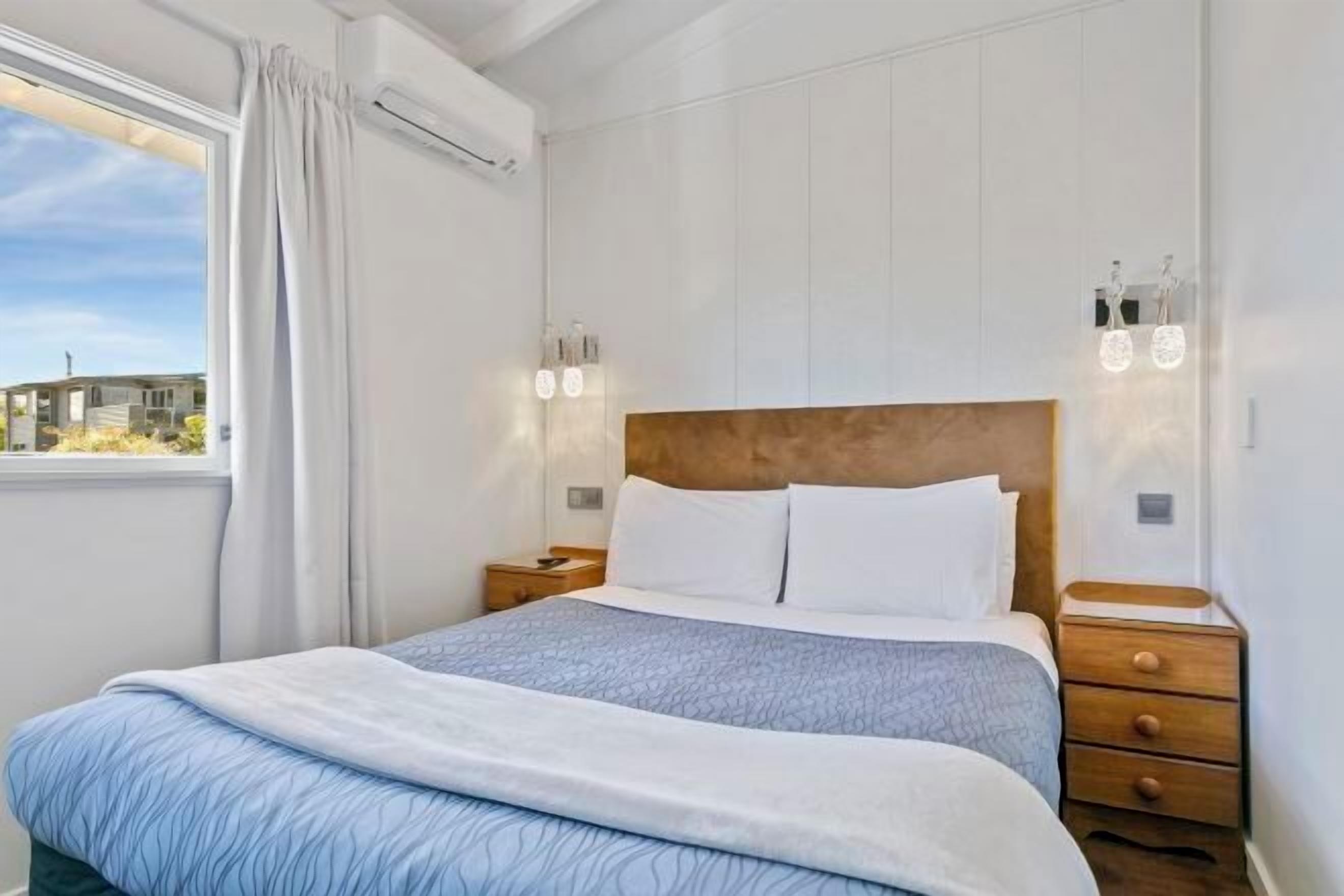 Tabla de planchar con plancha, wifi gratis y ropa de cama 