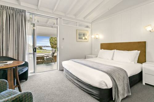 Deluxe Studio, 1 Queen Bed, Hot Tub, Ground Floor