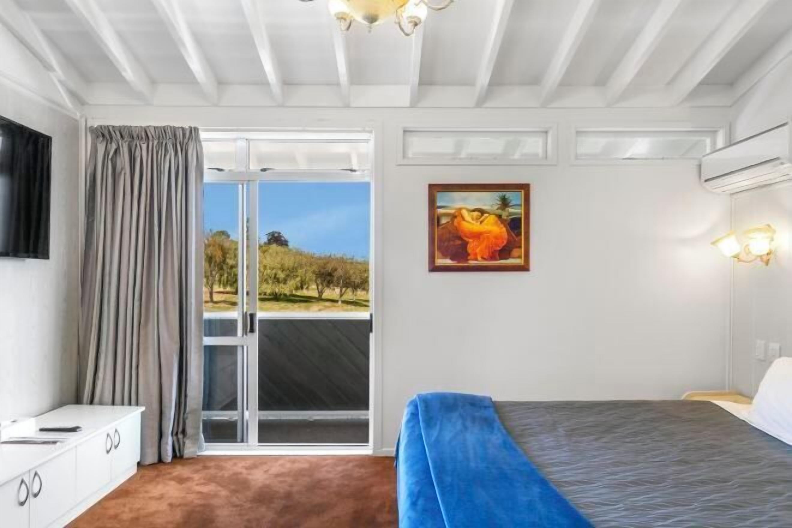 Tabla de planchar con plancha, wifi gratis y ropa de cama 