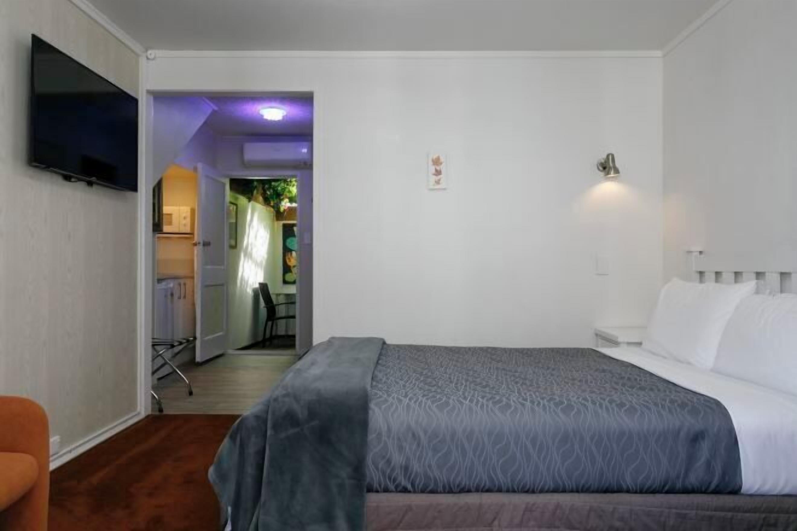 Tabla de planchar con plancha, wifi gratis y ropa de cama 