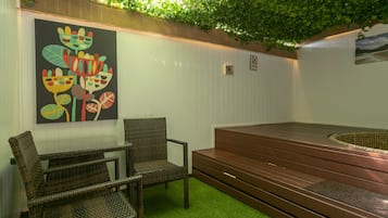 Exclusive Studio Suite, 1 Queen Bed, Hot Tub, Ground Floor | Iron/ironing board, free WiFi, bed sheets