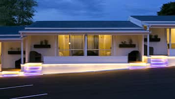 Deluxe-Studio, 1 King-Bett, Whirlpool, Erdgeschoss | Terrasse/Patio