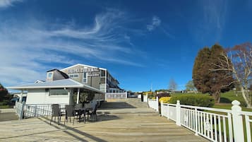 Um hotel com uma passarela que leva a um edifício com a inscrição "TAUPO THERMAL Motel & Spa".