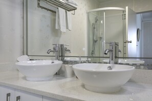 Deluxe Suite, 2 Bedrooms, Lake View | Bilik Mandi | Pancuran mandi, kelengkapan dandanan diri mesra alam, pengering rambut 