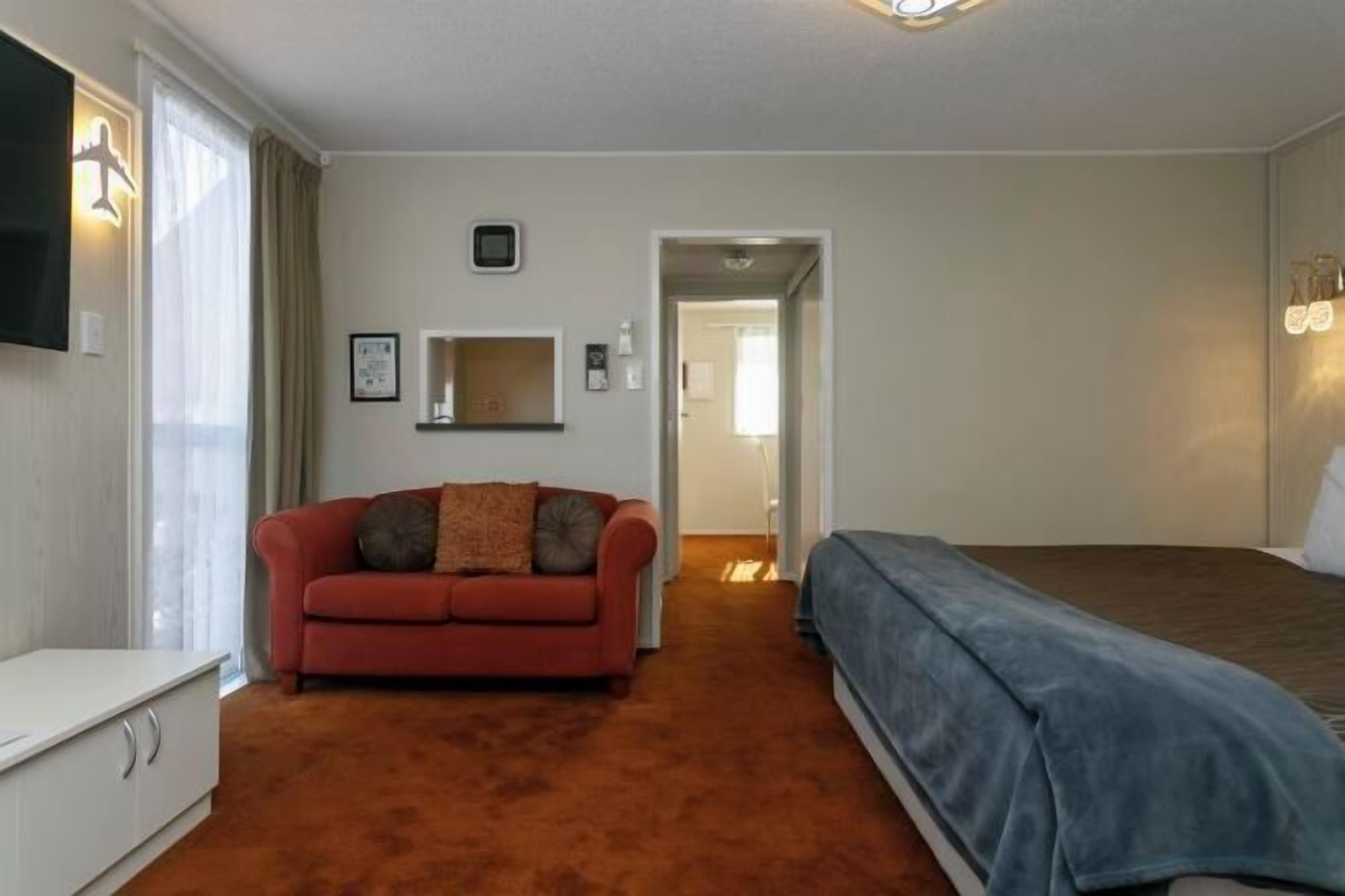 Tabla de planchar con plancha, wifi gratis y ropa de cama 