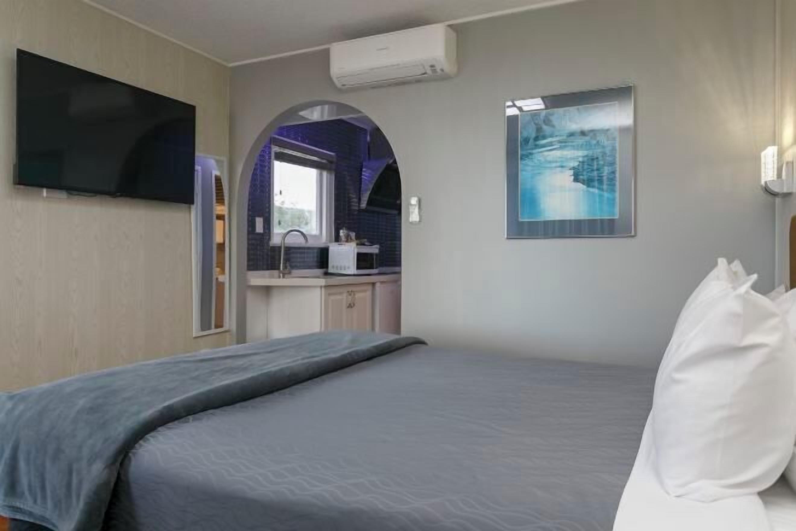 Tabla de planchar con plancha, wifi gratis y ropa de cama 