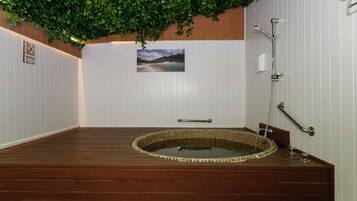 Exclusive Studio Suite, 1 Queen Bed, Hot Tub, Ground Floor