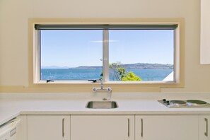 Een microgolfoven, een koffiezetapparaat/waterkoker, een broodrooster