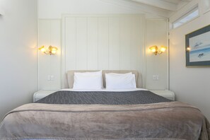 1 Bedroom Super King Suite with Balcony (upper floor no spa) | 다리미/다리미판, 무료 WiFi, 침대 시트