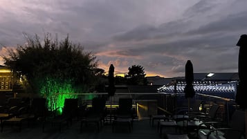 4 ulkouima-allasta avoinna 12.00–21.00, aurinkovarjoja, aurinkotuoleja