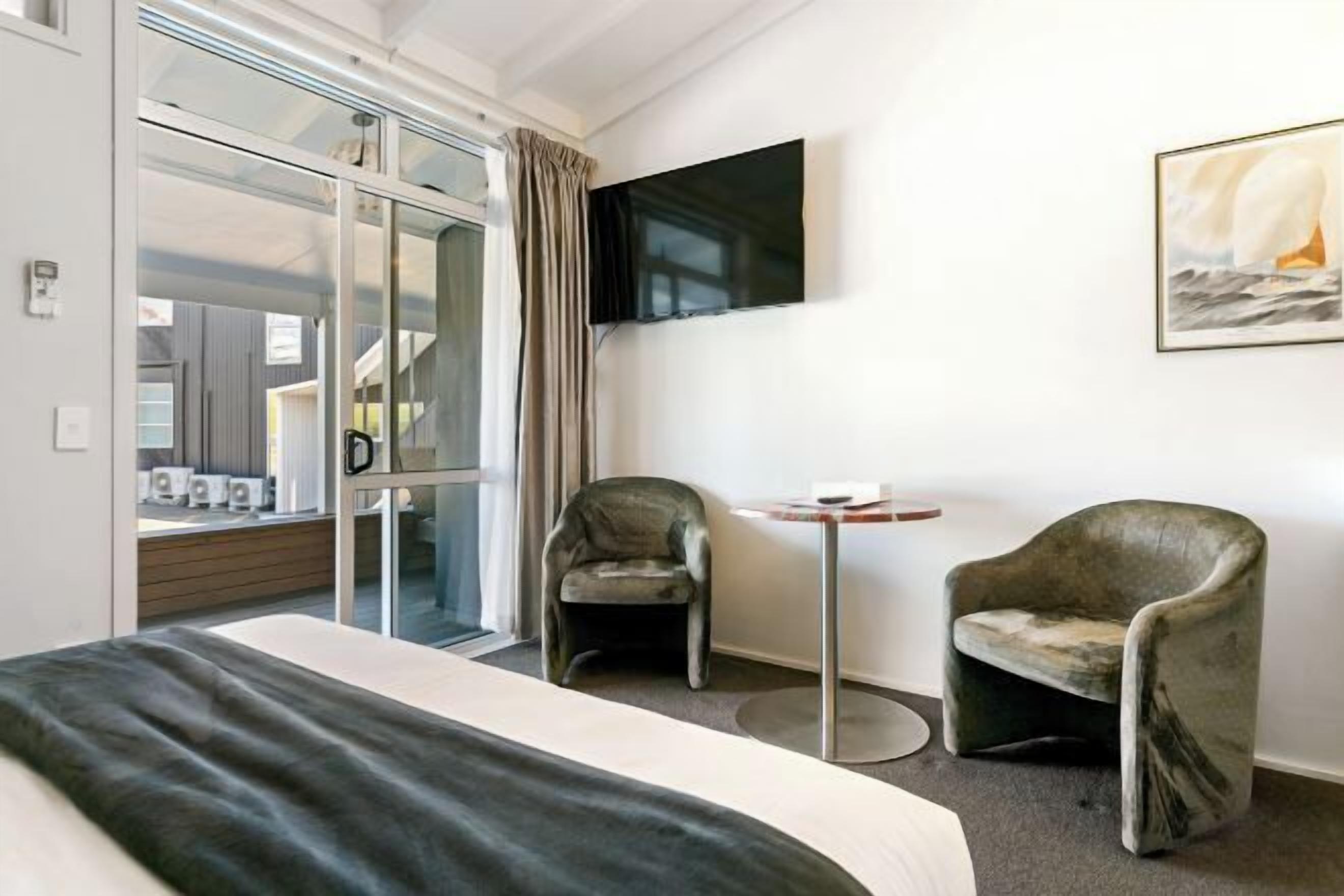 Tabla de planchar con plancha, wifi gratis y ropa de cama 