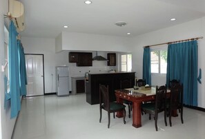 3-Bedroom House (Pattaya Rose) | ห้องนั่งเล่น | ทีวี