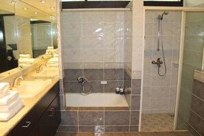 Vila luxo, 4 quartos, piscina particular | Banheiro