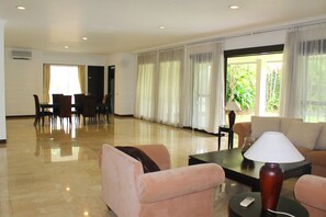 Vila luxo, 4 quartos, piscina particular | Área de estar