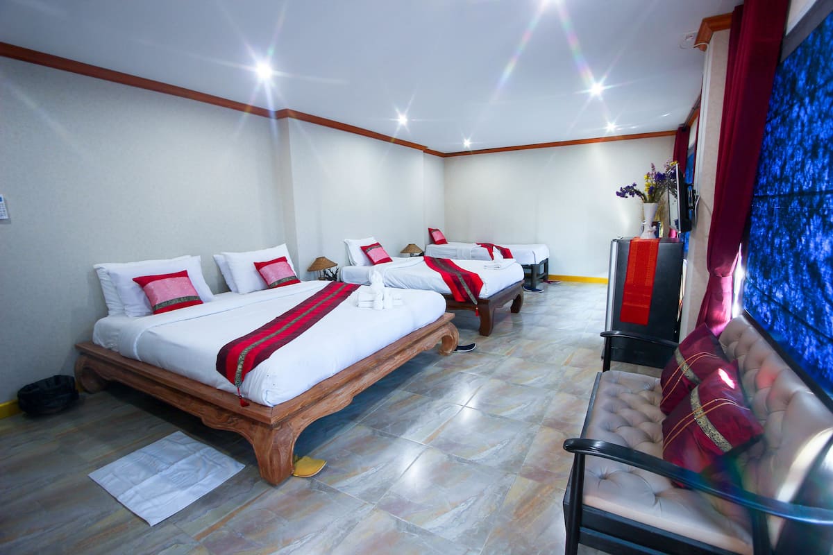 Family Room | Meja kerja, tirai kedap cahaya, dan tempat tidur lipat/tambahan