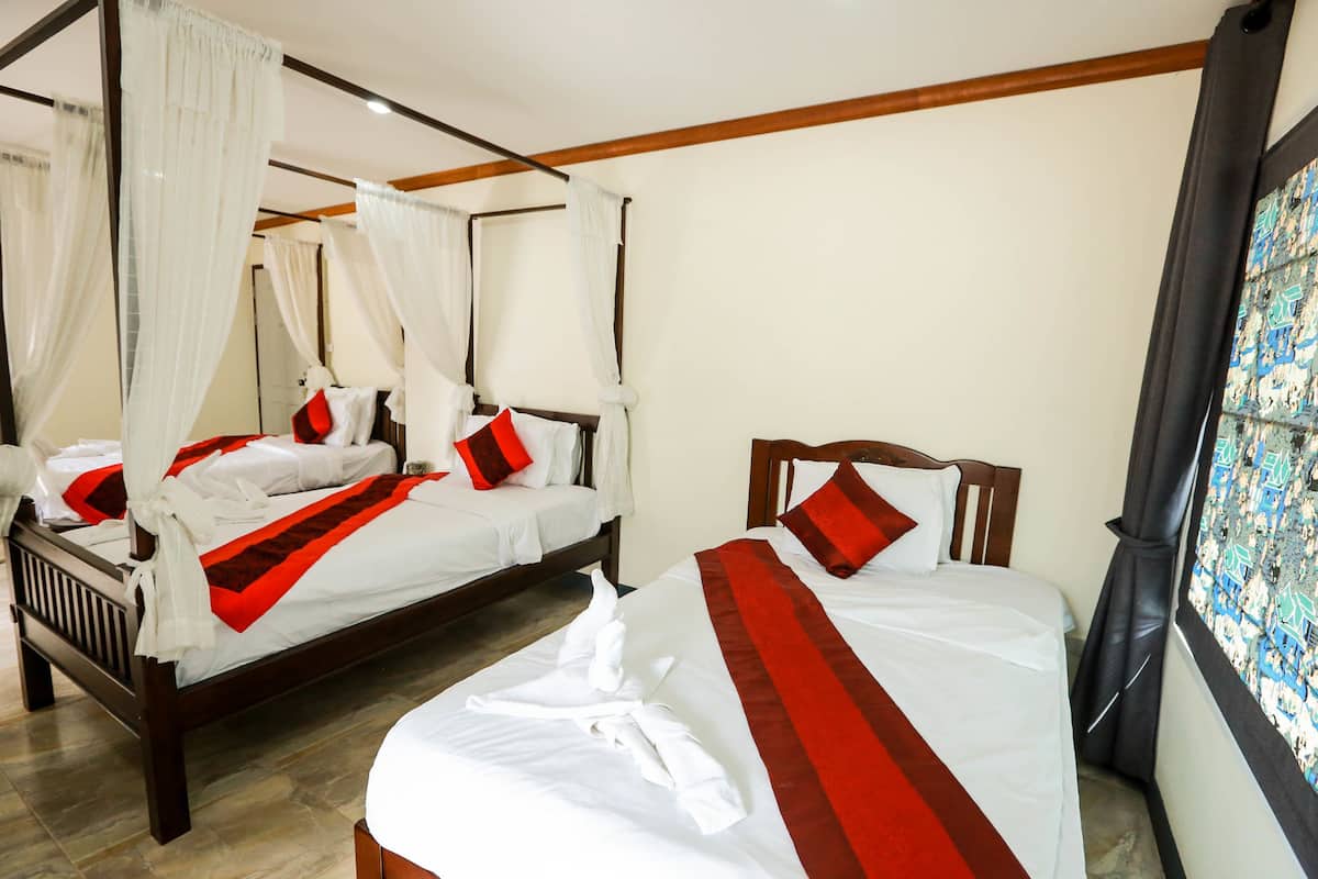 Kamar Double Deluks, 3 Tempat Tidur Twin | Meja kerja, tirai kedap cahaya, dan tempat tidur lipat/tambahan