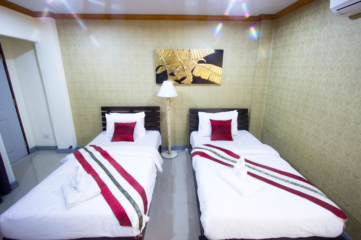 Deluxe Twin Bed | Meja kerja, tirai kedap cahaya, dan tempat tidur lipat/tambahan