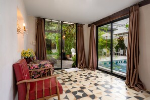 6 chambres, décoration personnalisée, fer et planche à repasser