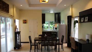 Refrigerador con freezer, microondas, horno, placa de cocina