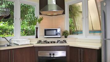 Refrigerador con freezer, microondas, horno, placa de cocina