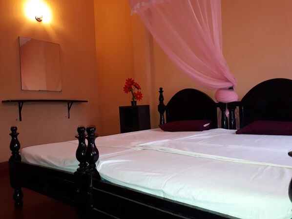 Standard Double Room, 3 Bedrooms, Courtyard View | Meja, Wi-fi percuma