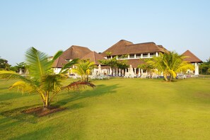 Garden - Le Pondy Beach & Lake Resort (Puducherry)