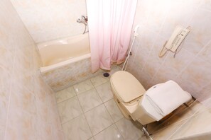 Phòng Suite Junior | Phòng tắm | Bồn tắm và buồng tắm vòi sen riêng, đồ dùng nhà tắm miễn phí 