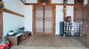 Family Room (Orchid) | Free WiFi - 1928 Suimmaru Hanok Guesthouse (Jeonju)