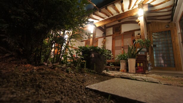 A traditional Japanese building with wooden beams and a tiled entrance. - 1928 Suimmaru Hanok Guesthouse (Jeonju)