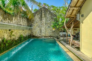 Outdoor pool - Lagas Hostel (Ubud)