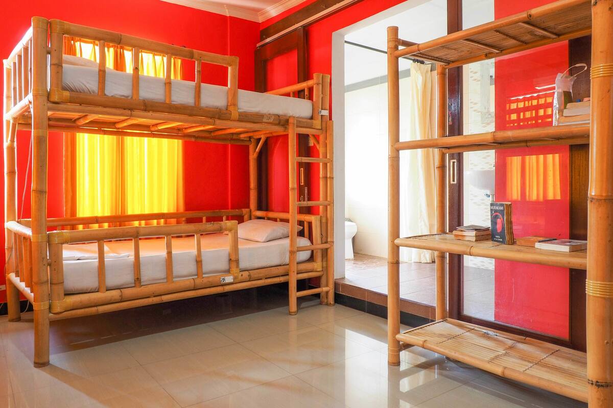 Dortoir partagé, femmes uniquement (8-Bed) | Bureau, accès au Wi-Fi (inclus)