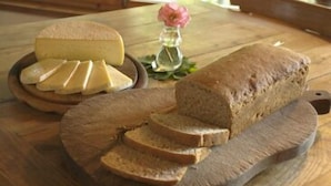 A wooden cutting board with sliced bread and a loaf of bread. - Agriturismo Cascina degli Ulivi (Novi Ligure)