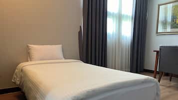 Deluxe Twin Room with Breakfast. Floor heating | Living area | 42-inch flat-screen TV with cable channels, TV, pay movies