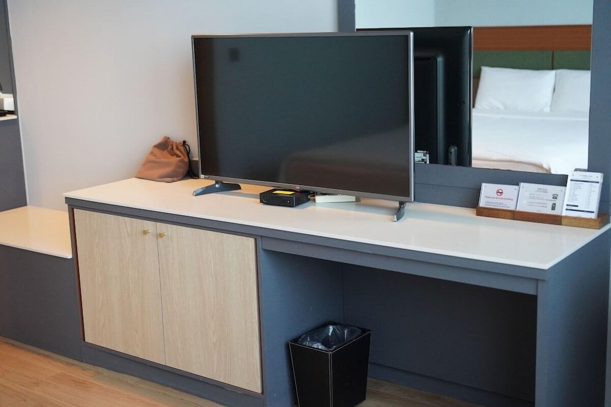 Cortinas blackout, tabla de planchar con plancha y wifi gratis 