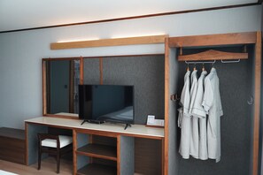 Family Room with Breakfast. Floor heating | Pimennysverhot, silitysrauta/-lauta, ilmainen Wi-Fi, vuodevaatteet