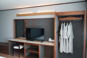 Cortinas blackout, tabla de planchar con plancha y wifi gratis 