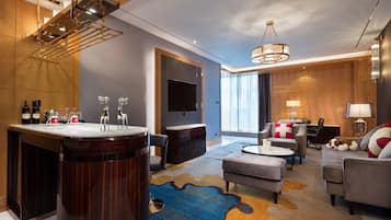 Suite | Minibar, brankas, meja kerja, dan tirai kedap cahaya