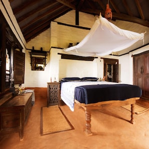 Desk, free WiFi, bed sheets - The Famous Farm (Bidur)