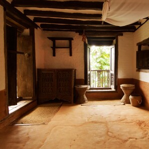 Escritorio, wifi gratis y ropa de cama 