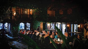 Phục vụ bữa sáng, bữa trưa và bữa tối