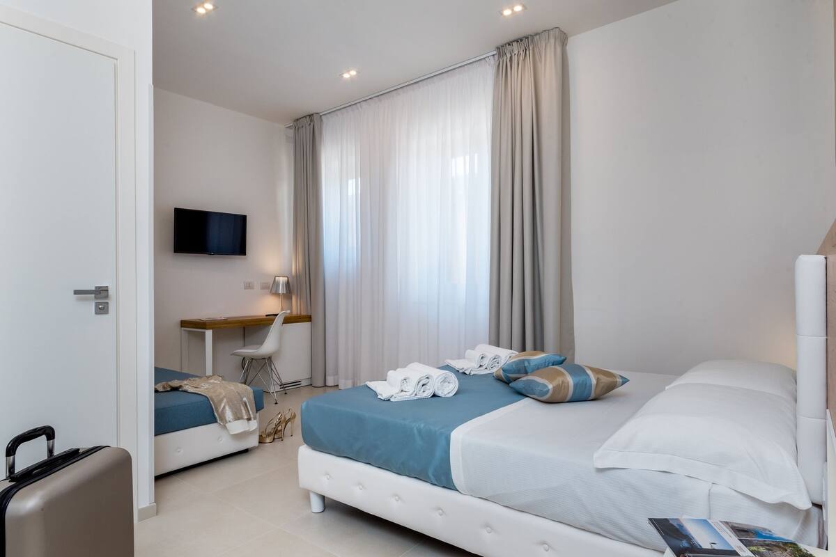 Habitación triple estándar | Ropa de cama de alta calidad, edredón y minibar