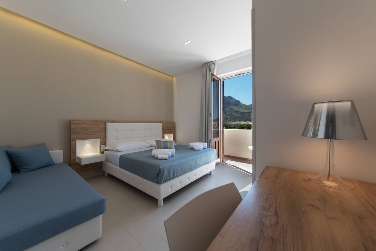 Habitación triple superior, balcón | Ropa de cama de alta calidad, edredón y minibar