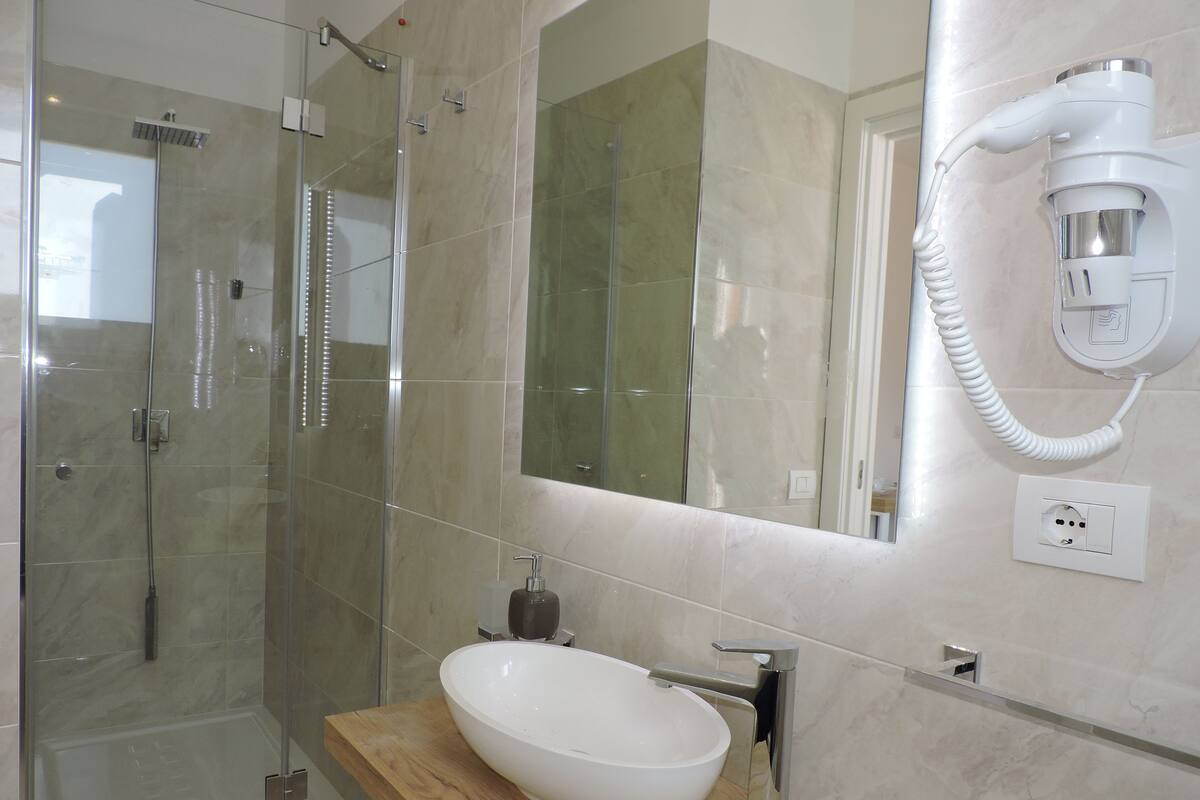Amenidades de baño gratuitas, secadora de cabello, bidet, toallas