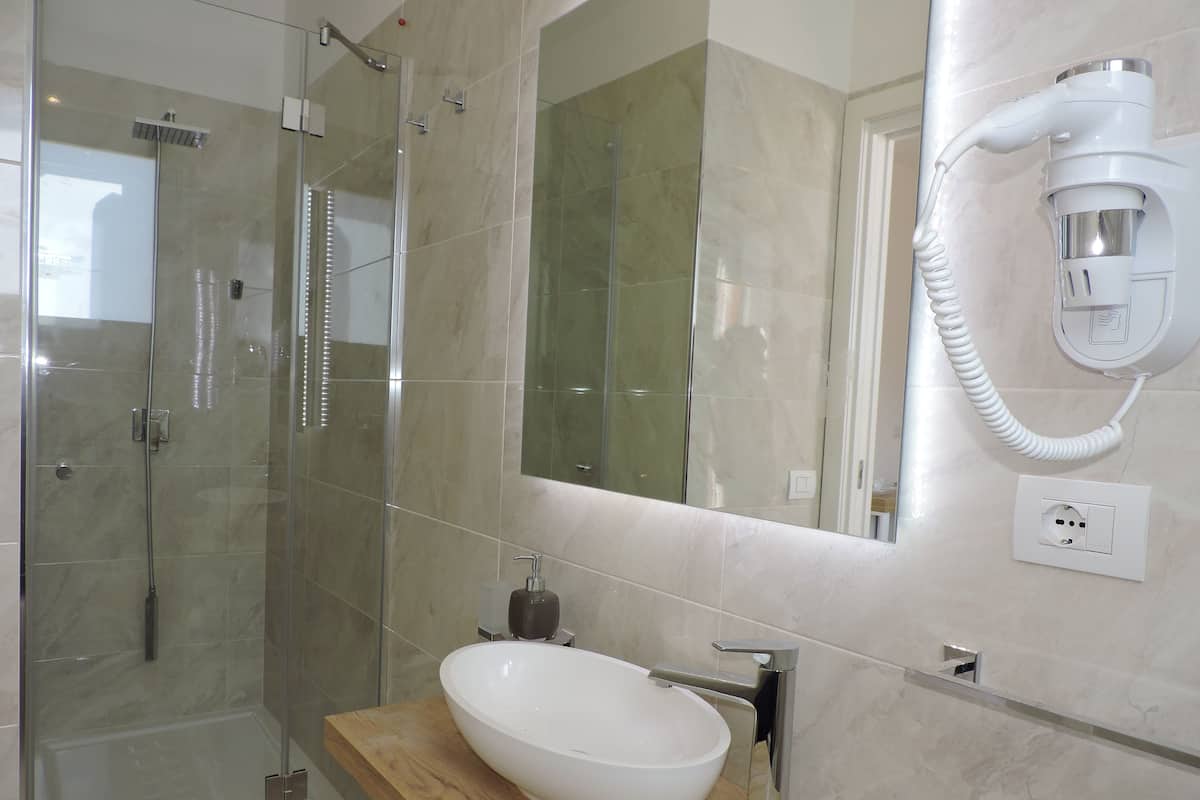 Articles de toilette gratuits, sĂšche-cheveux, bidet, serviettes fournies