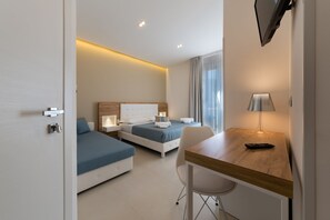 Superior driepersoonskamer, balkon | Luxe beddengoed, donzen dekbedden, een minibar, een kluis op de kamer