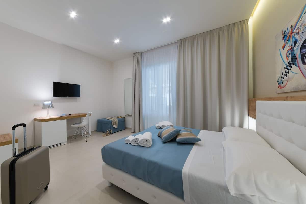 Chambre Triple Deluxe, patio | Literie de qualité supérieure, couette en duvet d'oie, minibar