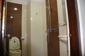 Phòng đôi Deluxe, 1 giường cỡ queen | Phòng tắm | Buồng tắm vòi sen, khăn tắm 