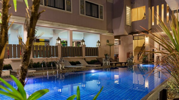 Outdoor pool - TJ House Patong (Patong)