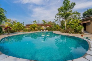 Outdoor pool - Jungle Villa Resort (Jagatpur)